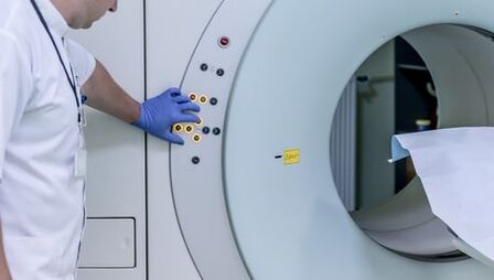 Дәрігер MRI аппаратын басқарады